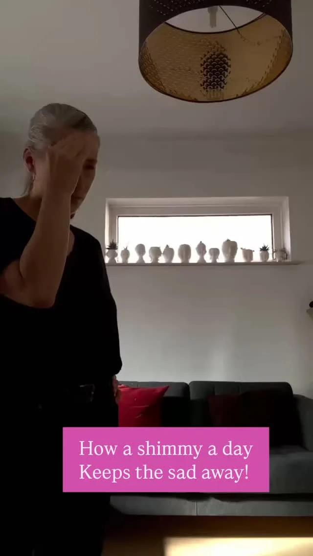 Zomertip: een dansje lost soms méér op dan een goed gesprek 😉

Mijn dochter en ik gingen los in de woonkamer - Millie kwispelde mee, snapte er geen snars van - maar vond het helemaal oké. 🐶💃

Maar die droevige bui? Die was ineens verdwenen.

Soms is bewegen gewoon magie.

Stuur dit door naar iemand die vandaag wat extra vibes kan gebruiken 💚

#tinasgroeituin #kwispeltherapie
#dansjevandedag #therapiehondmillie #ouderkindmoment #kindinbeweging