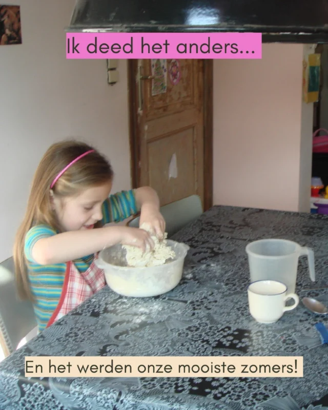 Mijn dochters hebben één dag speelplein gedaan.

Eén.

En toen kwamen ze thuis en zeiden ze:
“Ik vond het helemaal niet leuk vandaag, bij jou is het veel leuker. Ik wil niet meer teruggaan.”

En zo was het beslist.

Geen georganiseerde kampen, geen drukke groepen, geen ochtendrush.

Wel thuis.
Tussen hun eigen spullen.
Aan de woonkamertafel.

Op deze foto maken we samen zoutdeeg. Het zat bijna tot aan hun ellebogen.

Mijn dochters wisten dat ik als mama een hoed vol toffe ideeën had.

Niet altijd spectaculair of duur (want geef toe, elke dag betaalde activiteiten doen, dat trekt een moeders portemonnee niet), maar wel altijd met liefde. Veel liefde.

Soms maakten we knutselwerkjes. Soms bakten we cake of koekjes. Soms hielden we gewoon een picknick op een deken in het bos.

En ja, dat vroeg wat van mij.

Om creatief te blijven.
Om te blijven zoeken wat paste.
Om de boel los te laten en het ritme van de dag te volgen.
Om het huis 'vuil' te zien worden.

Maar wat ik ervoor terugkreeg?
Twee kinderen die zich gezien voelden.

Die nu, jaren later, nog altijd die zomers op nummer één zetten.

Niet het pretpark. Niet de dure, grote activiteiten.
Maar die woonkamertafel. Die zoutdeeghanden. Die simpele dagen.
De verbonden momenten samen.

💚 Daar begon het zaadje voor Xillie Millies Summervibes.

Omdat ik geloof dat er magie zit in kleine momenten.
En dat je die niet hoeft te zoeken op een speelplein. 
Soms zit het gewoon... in je eigen huis.

Wat onthoudt jouw kind later, denk je?
Welke zomerdag komt straks in hun top 10 terecht?

Laat je het me weten?

En wil je zelf zo’n hoed vol ideeën - zonder elke avond te zitten zoeken?
Dan is Summervibes voor jou.
Geen druk, wel verbondenheid.

#tinasgroeituin #kampmama #zomerzonderstress #mijnhoedvolideeën #bewustouderschap #xilliemilliesummervibes #top10moment #ouderkracht #dekrachtvanverbinding