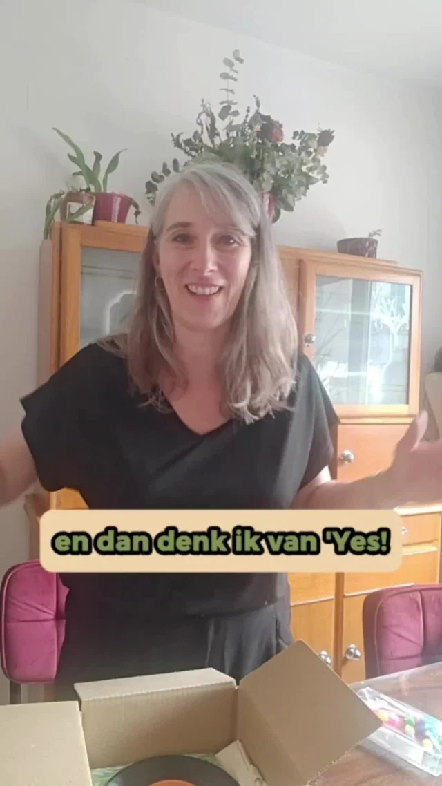 Met zoveel liefde gemaakt… en met nog meer goesting opgestuurd. 💚

Elke keer als iemand Xillie Millies Summervibes koopt, springt er niet alleen een kind een gat in de lucht… 

maar ik ook. Met m’n doosjes, papiertjes, stickertjes en Millie die toekijkt of ik het goed doe. 

🙏🏼 Dankjewel dat je kiest voor een kleine onderneming. 
🙏🏼 Dankjewel dat je gelooft in zachtheid, in plezier, in het anders doen. 
🙏🏼 En dankjewel dat ik jullie zomer een beetje mee mag bouwen. 

Je online zomergids ligt nog klaar. 
Met 2 bonusverrassingen voor de snelle beslissers.
En een doos vol verrassingen zodat je meteen aan de slag kan gaan.

Scoor vandaag jouw gids nog op www.tinasgroeituin.be. 

#tinasgroeituin #kleineonderneming #zomerinzicht #xilliemilliesummervibes #dankbaar #kindercoach