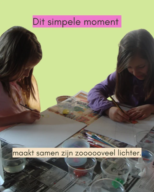 Twee kinderen aan tafel.
Kopjes water. Verf. Een leeg blad.

Geen wedstrijd. Geen prestatie.
Wel aandacht en goesting.
En achteraf? Een werkje dat met trots wordt opgehangen.

Niet omdat het moet.
Maar omdat het van hen is.
Met hun hand. Hun kleuren. Hun verhaal.

Ik geef jou graag stappenplannen.
Zodat je niet hoeft te zoeken.
Zodat je weet waar te beginnen.
Maar wat je ermee doet?
Dat bepaal je samen.

In Summervibes vind je kant-en-klaar uitgewerkte ideeën voor momenten zoals deze.
Zonder chaos. Zonder prestatiedruk.
Gewoon samen zijn. Met verf. Of bloem. Of tijd.

Wil je dat ook? Stuur ‘Summervibes’ in pm.
Dan krijg je alles in huis om samen te doen, te zijn en te groeien.

#tinasgroeituin #kampmama #xilliemilliesummervibes 
#ouderkracht #zomerzonderdruk